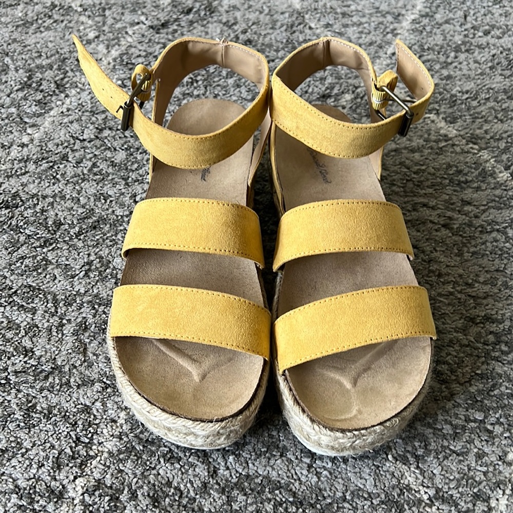 Universal Thread Yellow Espadrilles platform sandals